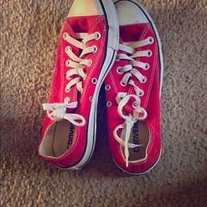 Red low top converse size 7.5 woman’s